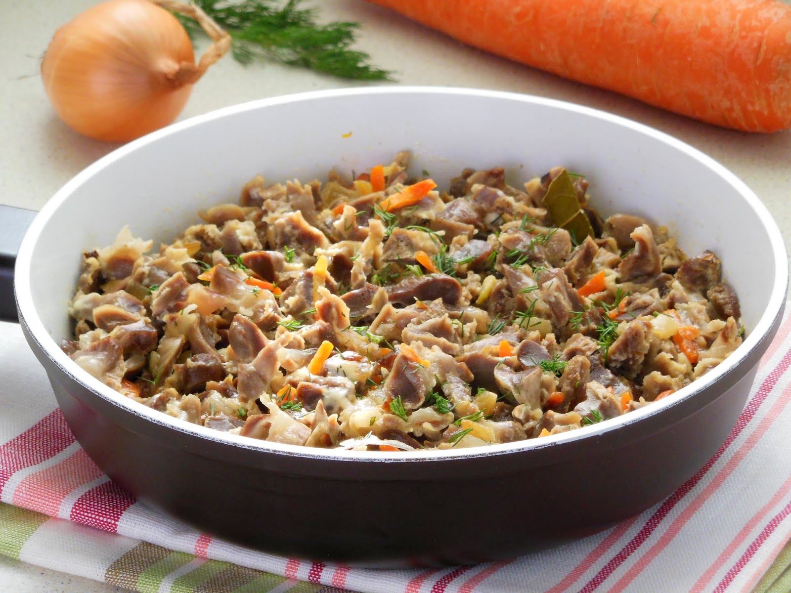 Куриные желудки в сметане